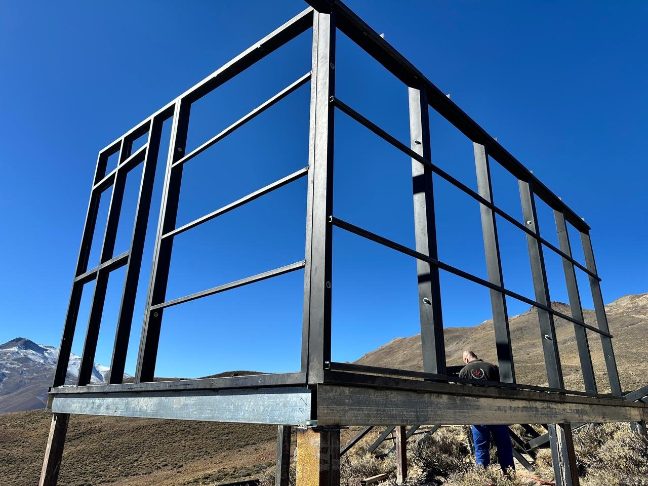 Detalle de estructura metálica galvanizada durante el montaje de una vivienda modular