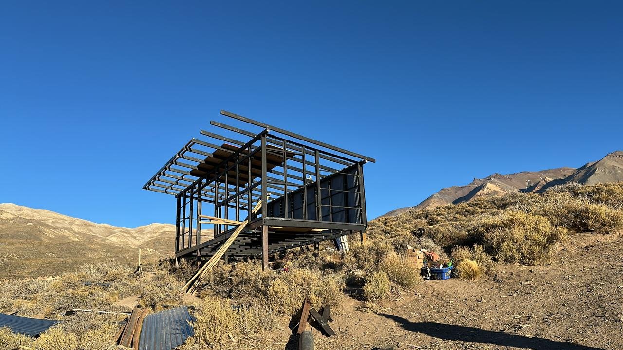 Estructura metálica durante el montaje de una vivienda modular en un entorno de montaña