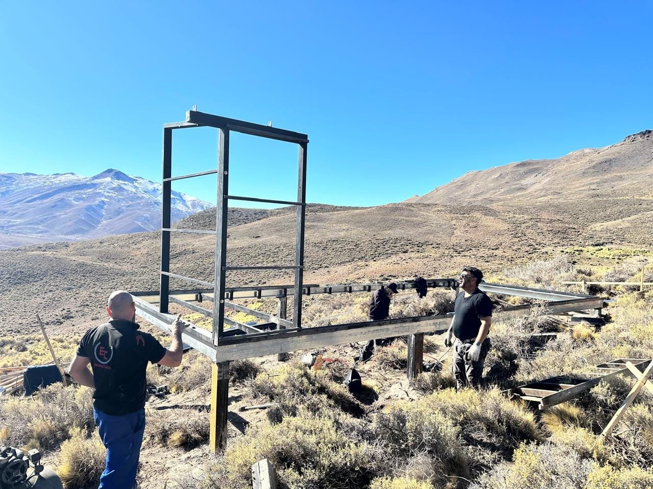 Inicio del montaje de una estructura metálica sobre apoyos en el terreno