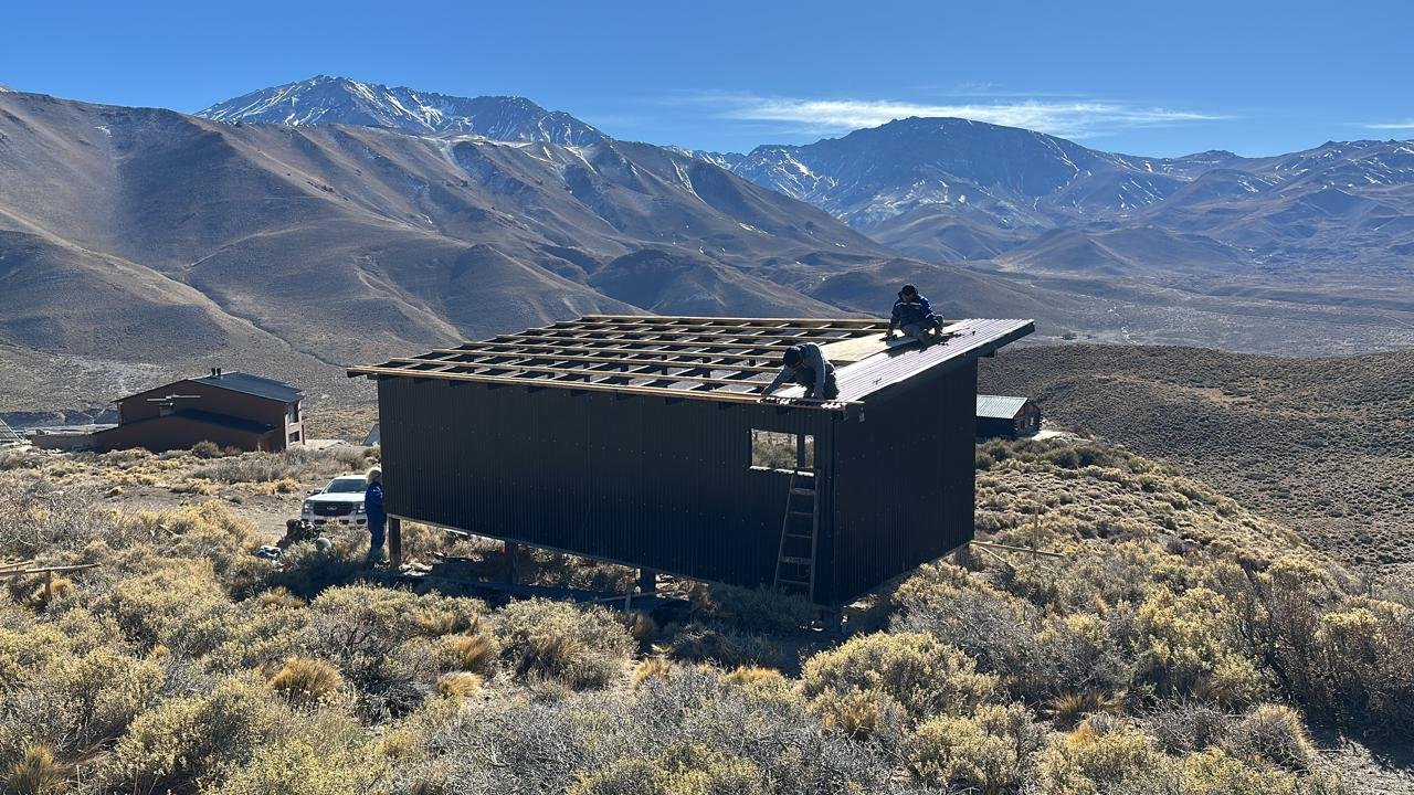 Montaje de la cubierta de una vivienda modular con estructura metálica