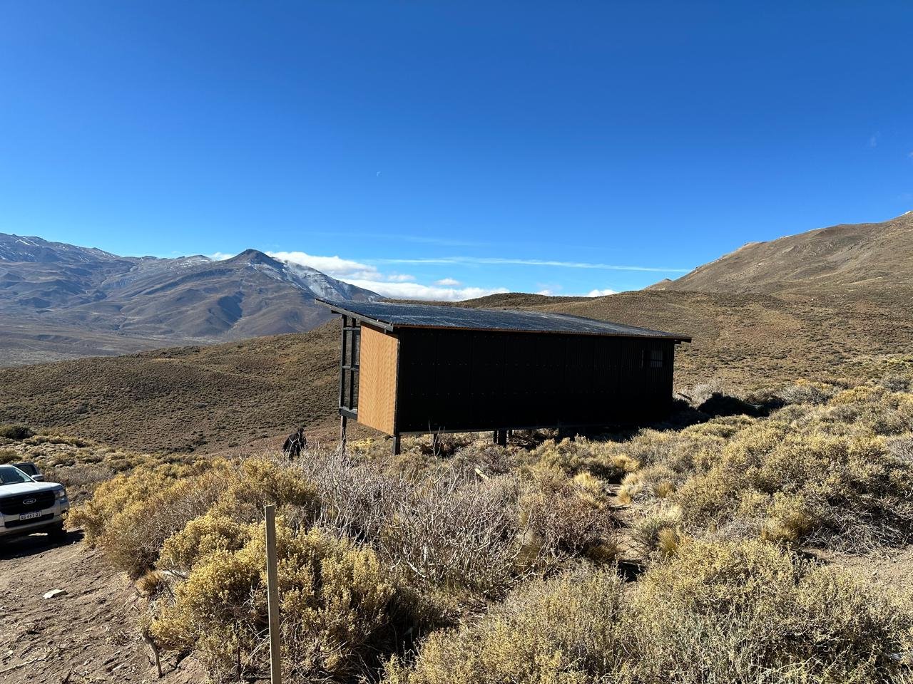 Revestimiento exterior negro de una vivienda modular